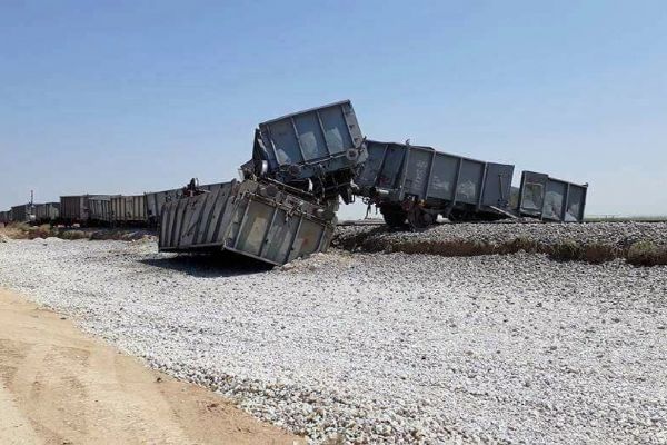 Yük treni raydan çıktı