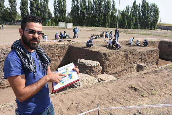 İşçi olarak girdiği kazılarda arkeolog oldu