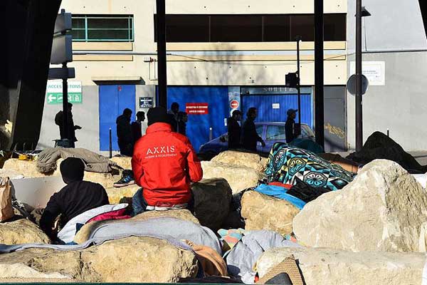 Paris'te belediye başkanı mültecilerden rahatsız