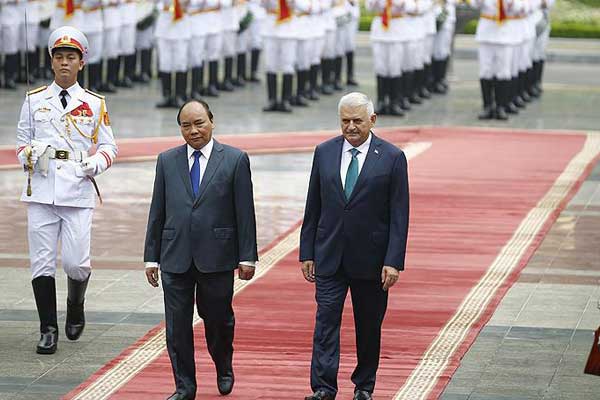 Yıldırım Vietnam'da resmi törenle karşılandı