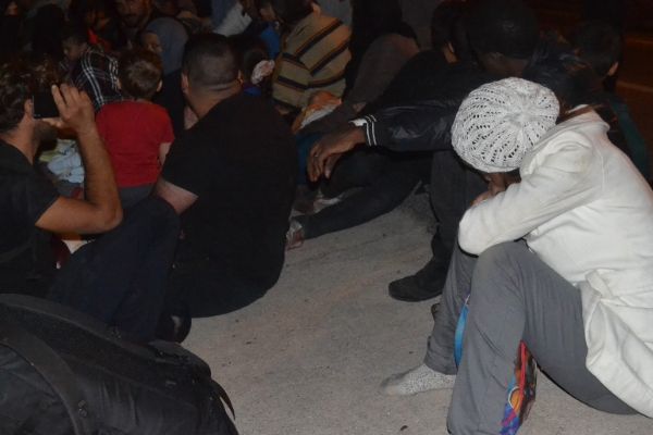 Buz kaplı kamyonda 60 göçmen bulundu