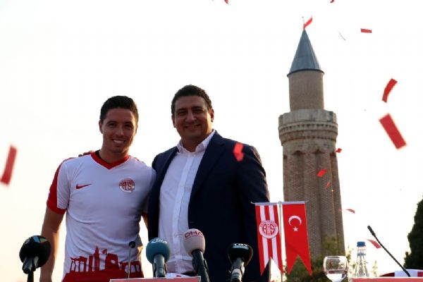 Antalyaspor'dan Nasri'ye özel imza töreni