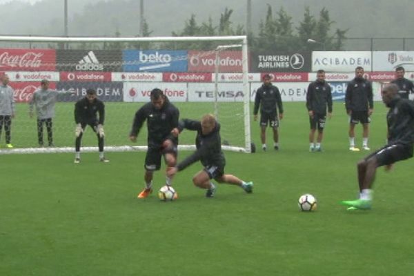 Kartal yağmur altında çalıştı