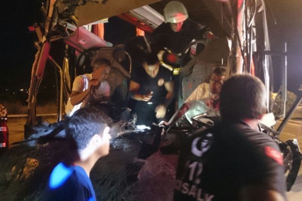 Antalya'da tur otobüsü ile tır çarpıştı: 1 ölü, 11 yaralı
