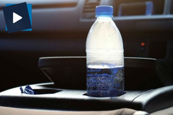 Sakın arabada su dolu plastik şişe bırakmayın!