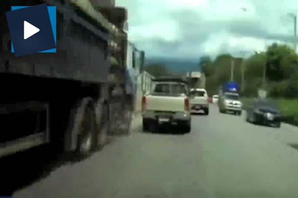 Freni patlayan tır ortalığı birbirine kattı