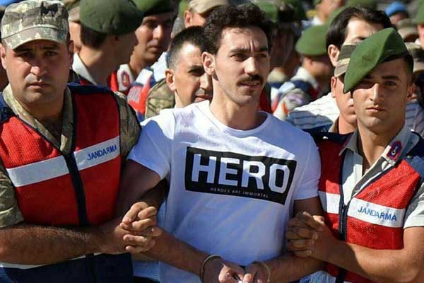 'Hero' tişörtü giyen sanığın talebine red