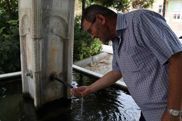 Sıcaktan bunalanlar şadırvanlarda serinliyor