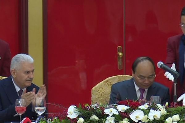 Başbakan Yıldırım onuruna verilen akşam yemeğine katıldı