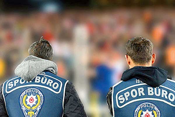 3 büyükler için polis stada dönüyor