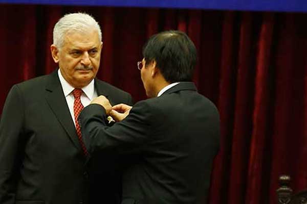 Yıldırım'a Üstün Şeref Madalyası verildi