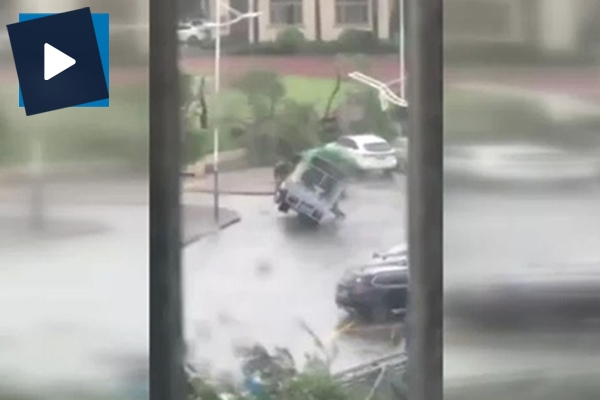 Fırtına kamyonu üzerine devirdi!