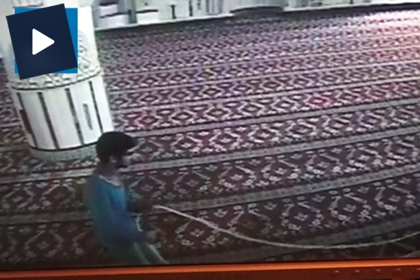 Cami hırsızı kameraya yakalandı