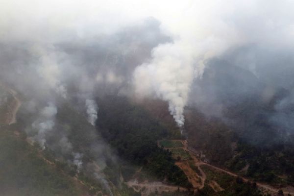 Hatay'da teröristlerin çıkardığı orman yangını sürüyor