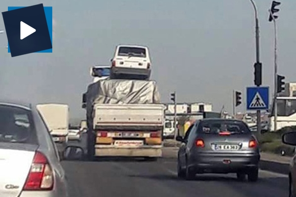 Eşya yüklü tırın üzerine otomobil koydular!