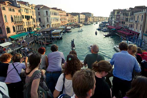 Venedik'ten İslamofobik karar! Allahu ekber' diyen vurulacak!
