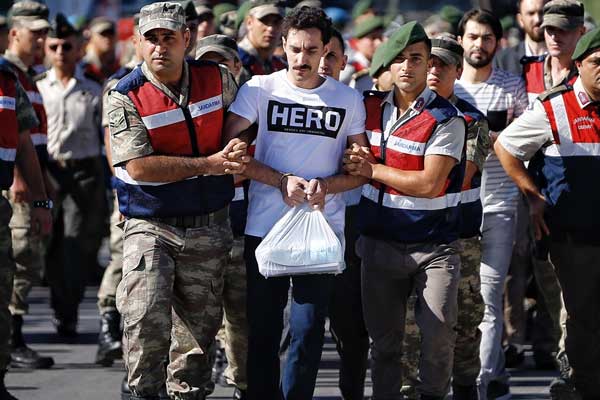 Tek tip kıyafette 'iki renk' olacak