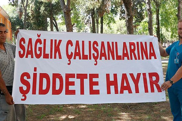 İzmir'de doktorla tartışan hasta yakınından 'pişmanlık pankartı'