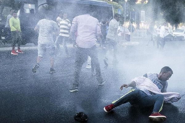 İtalya'da göstericilerle polis arasında çatışma