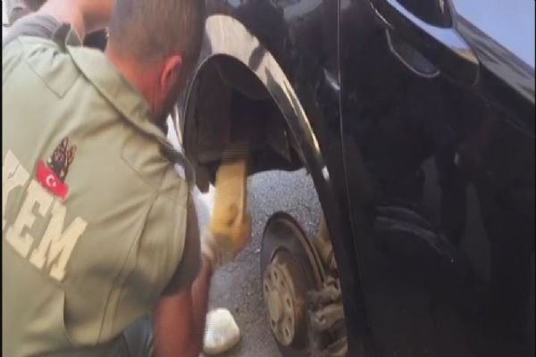 Mersin'de otomobilin çamurluğundan 21 kilo eroin çıktı