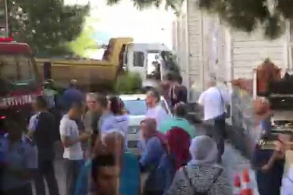 İstanbul'da şoförü kalp kiriz geçirdi, hafriyat kamyonu 3 araca çarptı