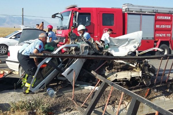 Karaman'da otomobil köprü korkuluklarına çarptı: 1 ölü, 1 yaralı