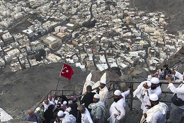 Türk bayrağı Hira dağında dalgalandı