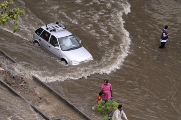 Bin kişi hayatını kaybetti, sel bitmek bilmiyor...