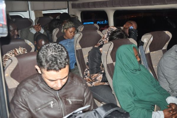 Hatay'da minibüsten 1'i ölü, 32 kaçak göçmen çıktı