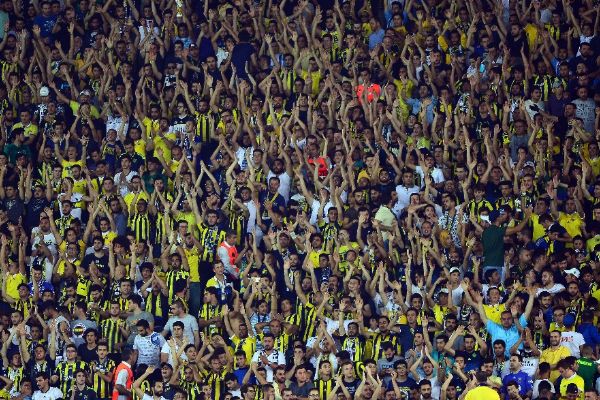 Tribünlerden Van Persie'ye tepki