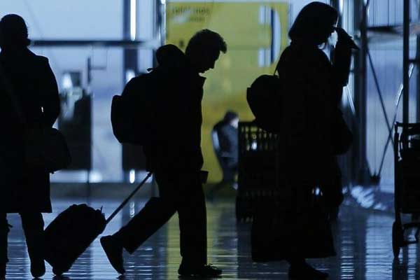 Çocuklarını bırakıp 1 ay tatile çıktı