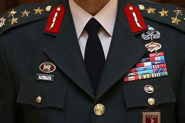 10 emekli tuğgeneralin rütbeleri alındı