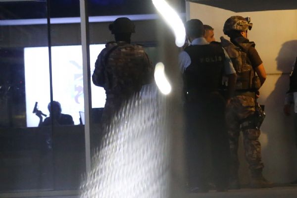 İstanbul'da Sinir krizi geçirip etrafa rastgele ateş açtı