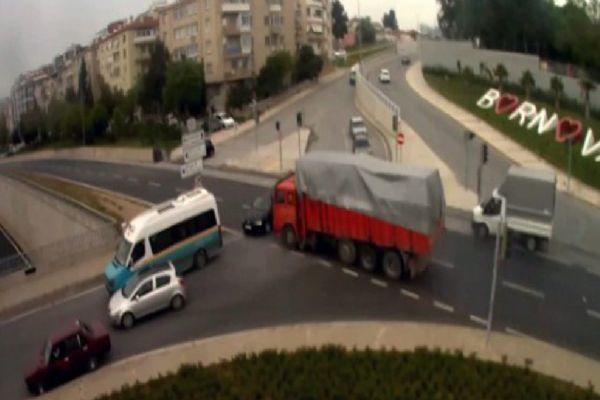 İzmir'de çarptığı otomobili 100 metre sürükledi