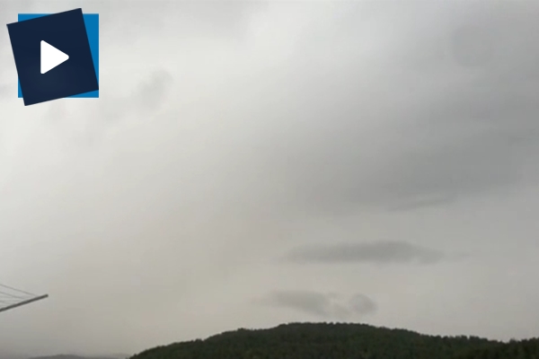 Beş metre yanına yıldırım düştü!