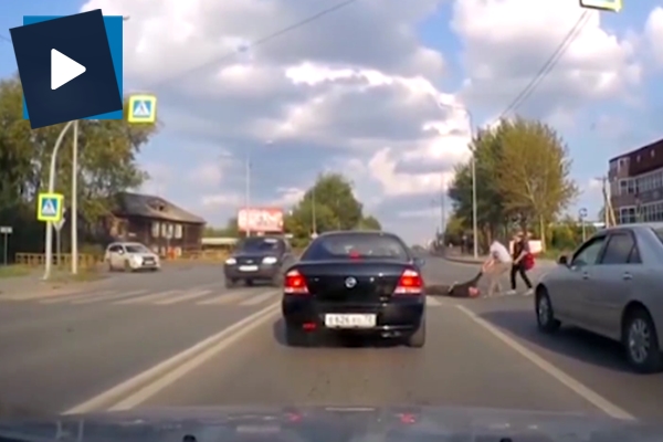 Herkes yaşlı adama yardım ediyor sandı ama...