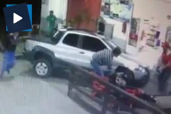 Sarhoş sürücü kamyonetle benzin istasyonuna daldı