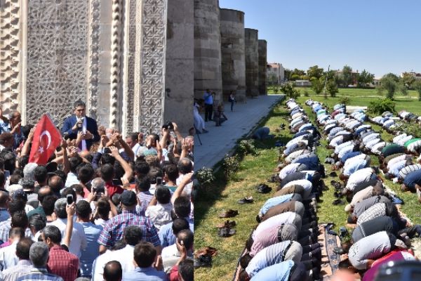 Aksaray'da haberi alan dışarıya koştu: Halk şükür namazı kıldı
