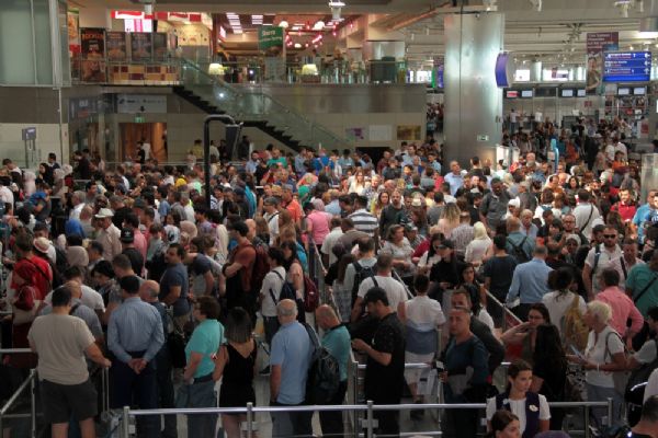 Atatürk Havalimanı'nda bayram yoğunluğu başladı