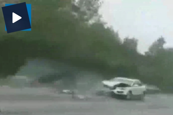 Şerit ihlali yaptı, yola savruldu!