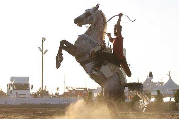 Atlı akrobasi takımının ilk gösterisi Malazgirt'te