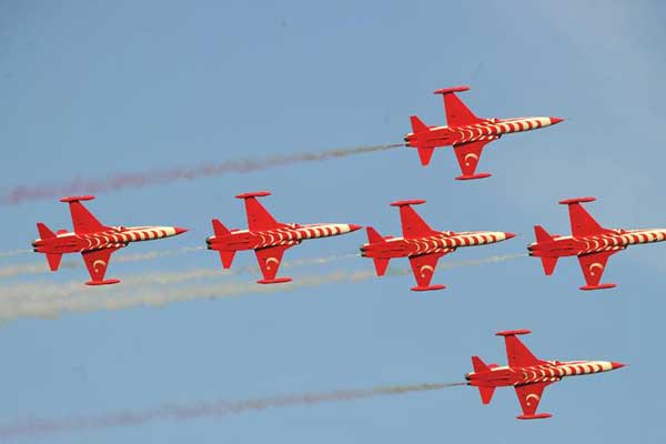 'Türk Yıldızları' Rusya semalarında