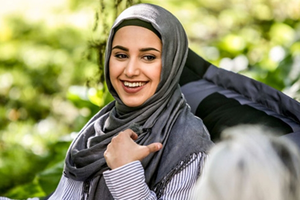 Başörtülü sunucu, Müslüman düşmanlarını çıldırttı