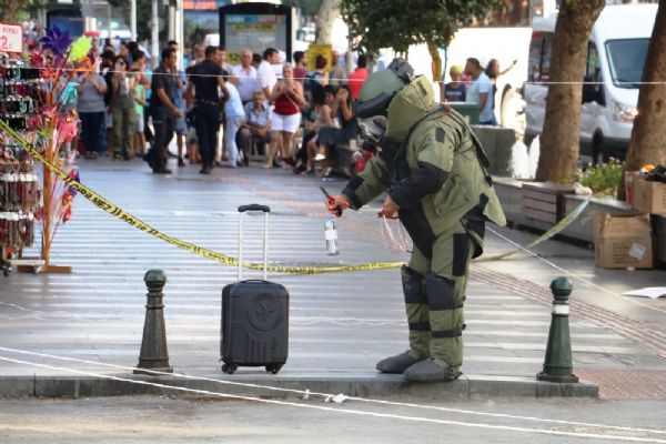 Antalya'da şüpheli bavul fünyeyle patlatıldı