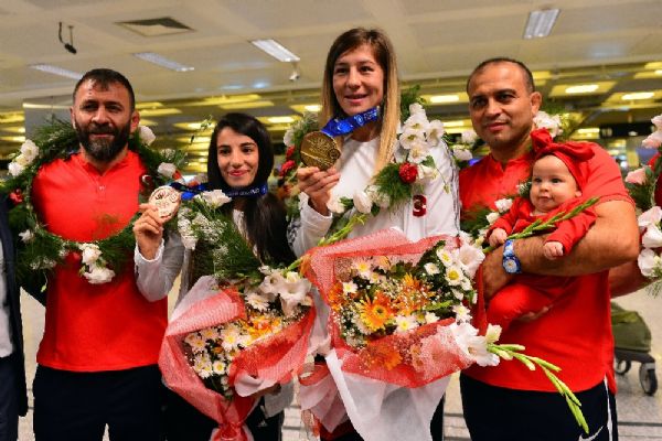 Adını tarihe altın harflerle yazdıran Yasemin Adar'a çiçekli karşılama