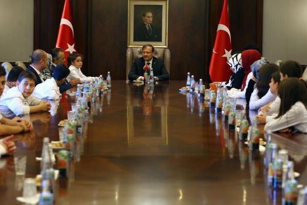 Başbakan Yardımcısı Hakan Çavuşoğlu, çocuklarla bir araya geldi