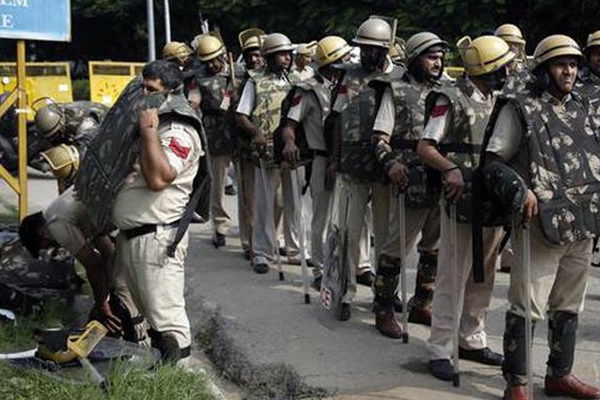 Hindistan'da ordu sokaklara indi. Şiddetli çatışmalar var