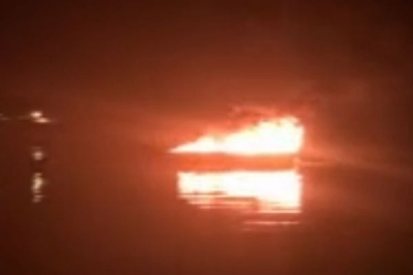 Muğla'da sürat teknesi çayır çayır yandı, 2 kişi yaralandı