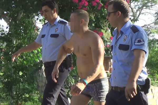 Tekne çalmaya çalışan turist yüzerek kaçmak istedi