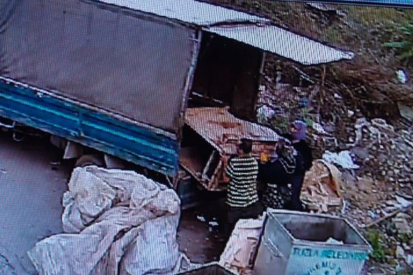 Sanayi esnafını bezdiren kadın hırsızlar kamerada